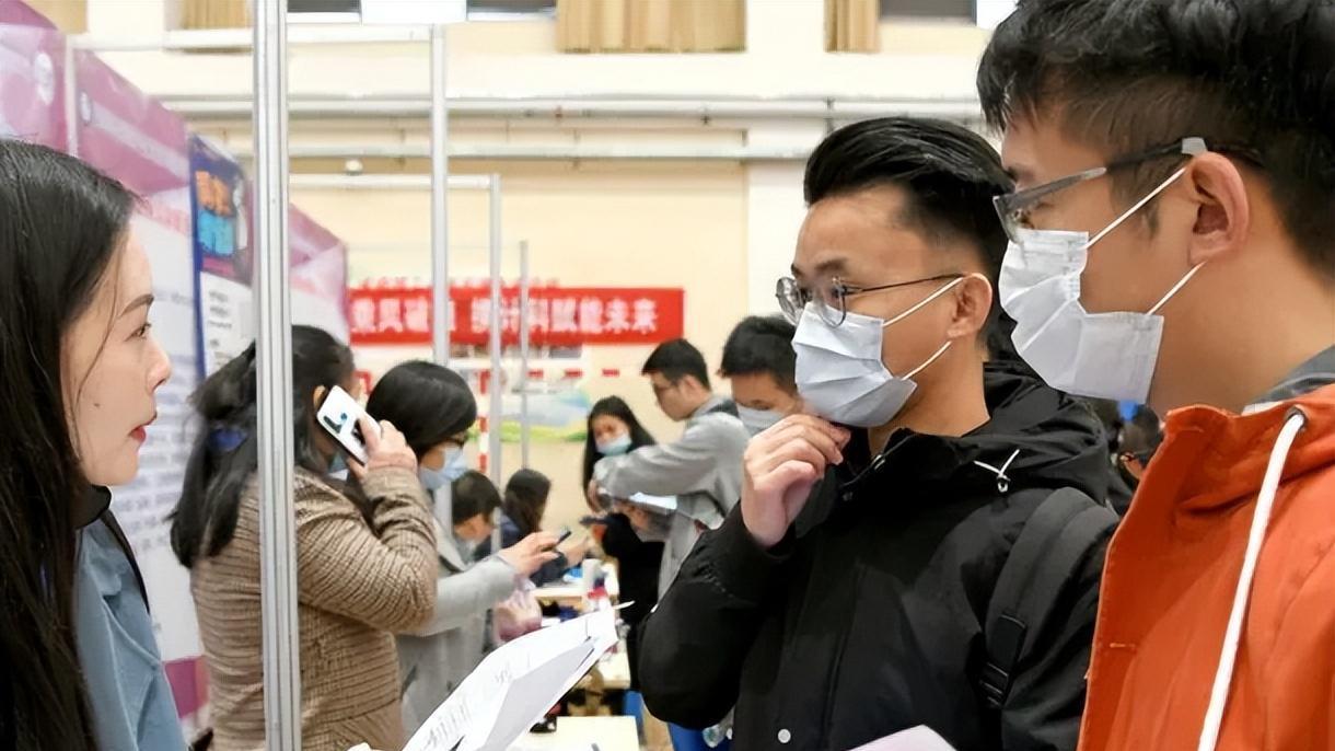 银行|又一知名大银行公开招聘，学历门槛有点高，看到薪资待遇就理解了