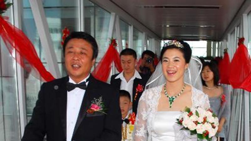 王楠|王楠结婚14周年！巨富老公调侃儿女：当年你俩没参加我很生气