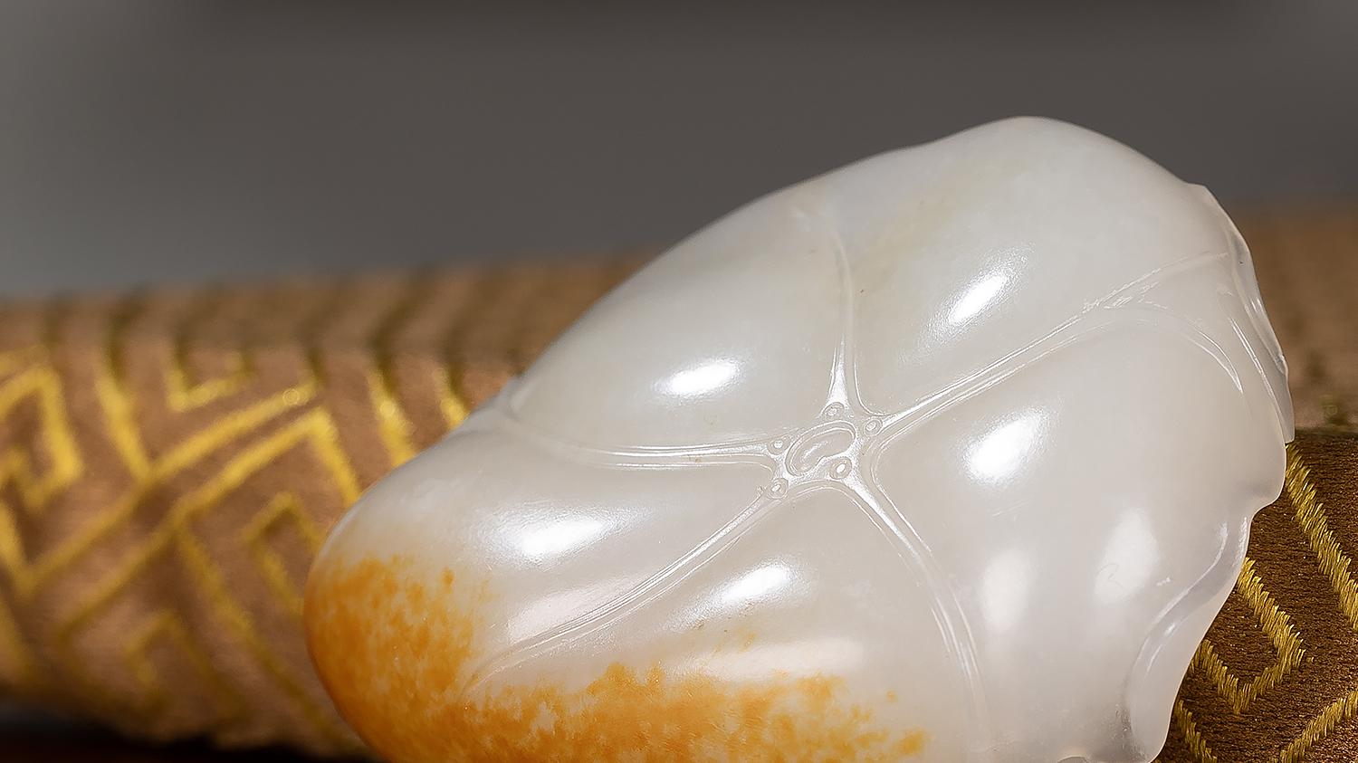 和田玉籽料|「朝隆合玉雕」和田玉籽料 红皮白肉 清莲香插 海派大师万德旭 制