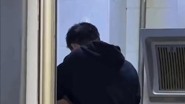 女子和男友一进门就抢着做饭，互相推搡谁也不让谁，室友表情亮了