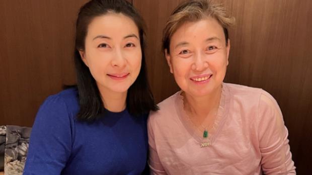 郭晶晶|郭晶晶母亲久违亮相！头发花白勤俭持家，与豪门亲家地位悬殊