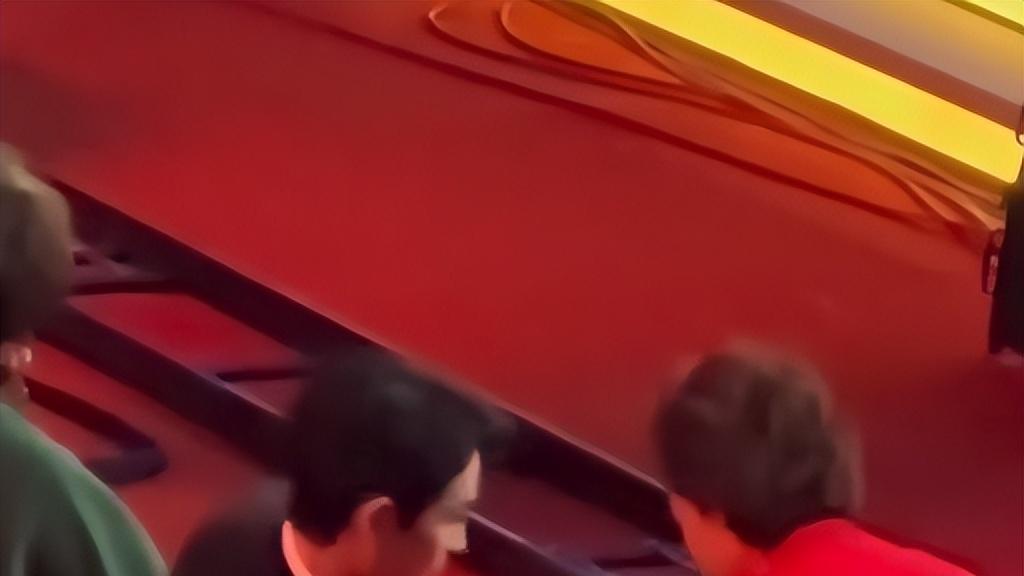 朱一龙|央视海霞找朱一龙签名：俩人高情商、彬彬有礼的行为，引网友热议