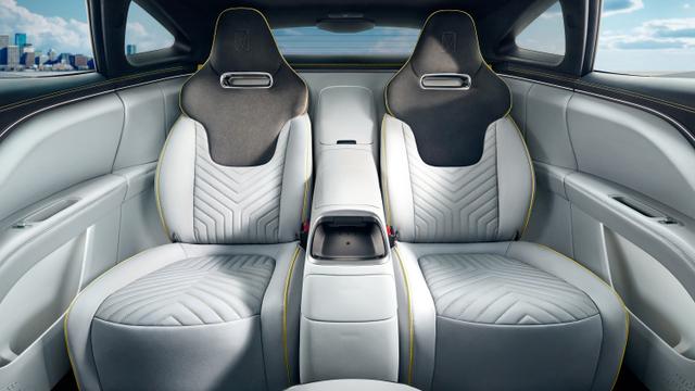 华为|首批“华为阿维塔”进店，气质恢弘，双电机+4座头等舱，内饰绝了