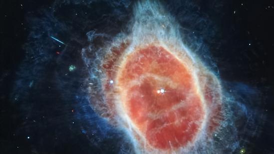 韦伯空间望远镜拍到南环星云的内部图像，星云的结构非常复杂！