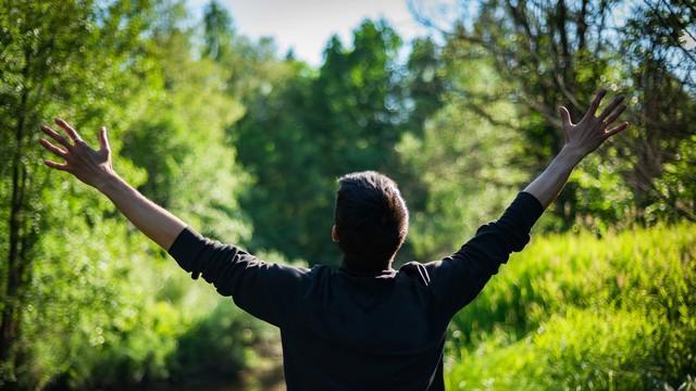 男子被相亲对象嫌弃邋遢，却因一件带血的外套收获了爱情