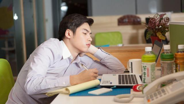 大学生|女生奔丧4天工资被扣3千，事后还被踢出群，公司的回应让人恼火