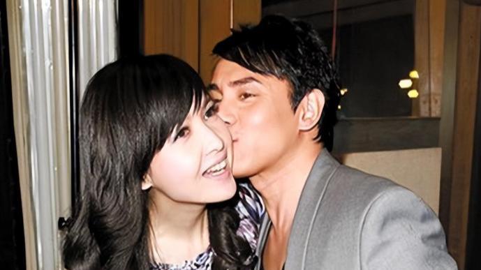 周慧敏|周慧敏现身演唱会！54岁穿露背装大秀身材，网友：我还想娶她