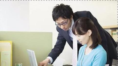 男子工作时爱上了自己的同事，还买了一块儿99700元的手表送给她