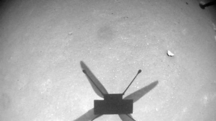 NASA Ingenuity直升机发现其掉落在火星上的异物