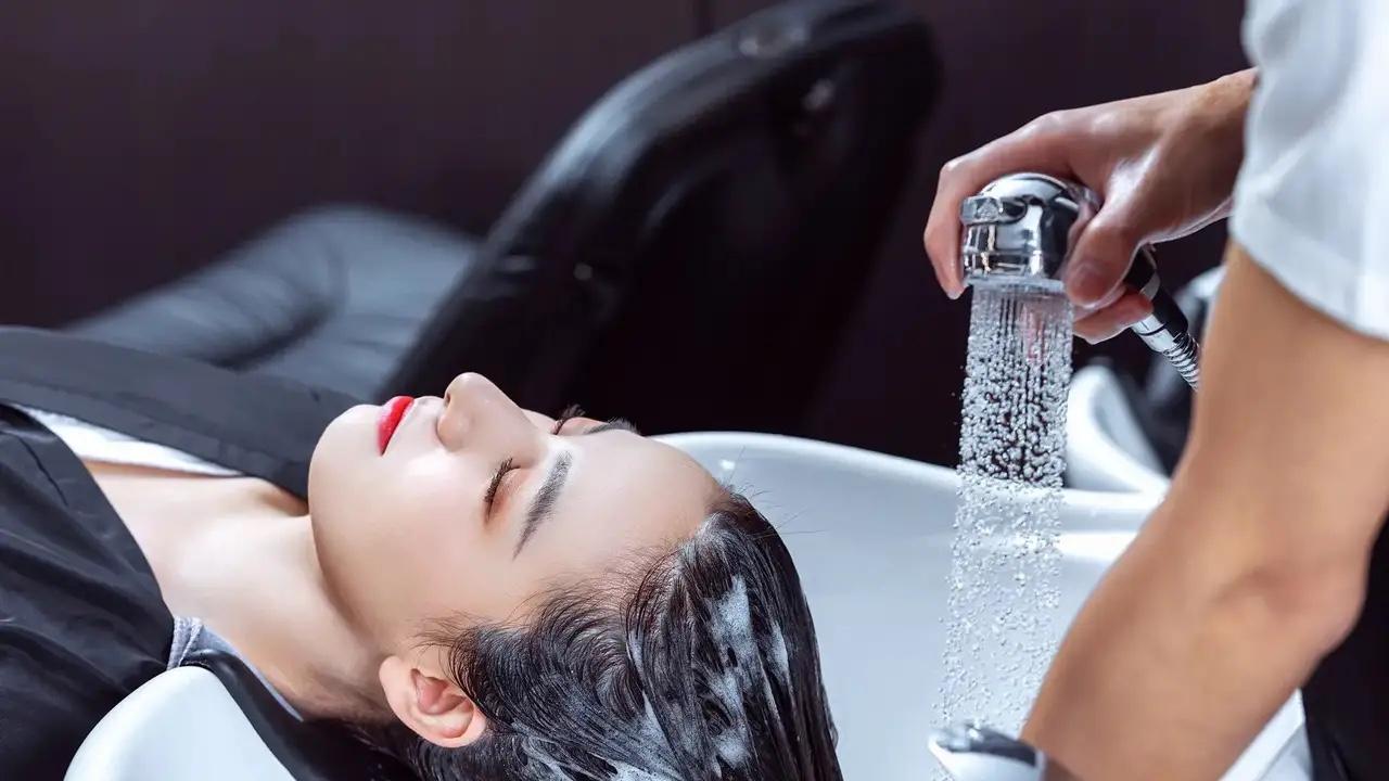 保湿 大家知道外国人是怎么忽悠我们洗头的吗？