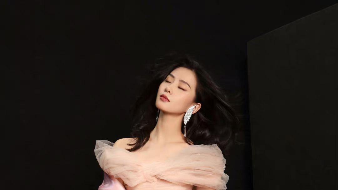 刘诗诗|刘诗诗穿高订之王薄纱造型礼服！为2022年秋冬系列拍摄宣传照