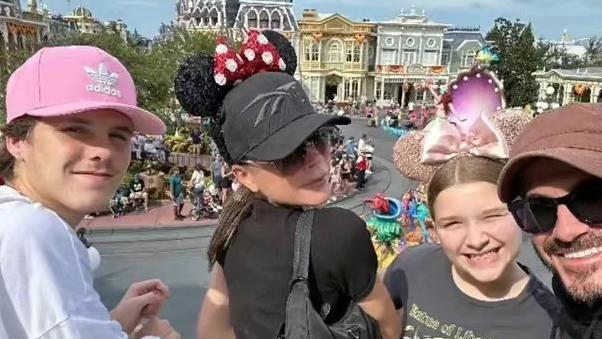 维多利亚·贝克汉姆|贝嫂有压力了！登游艇秀紧致身材，跟65岁亲家母比美，冻龄女神