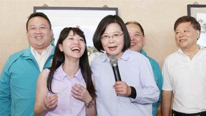 蔡英文发言“翻车现场”曝光，没有读稿机，一开口连高嘉瑜都笑她