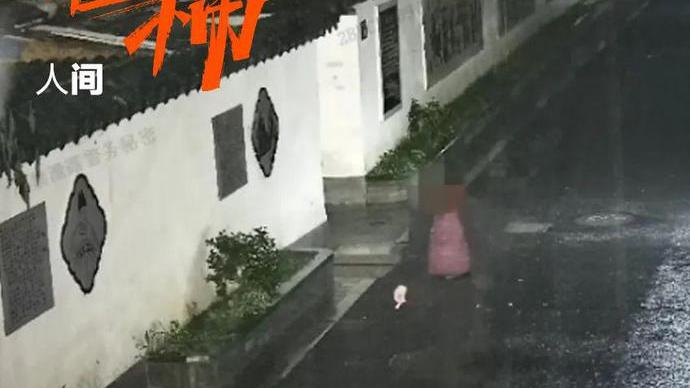 杭州一酒店老板，深夜出走坐在地上哭