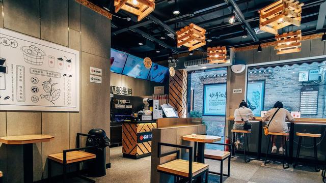 福建小伙花30万开奶茶店，一天营业额150块，守着店铺心力憔悴
