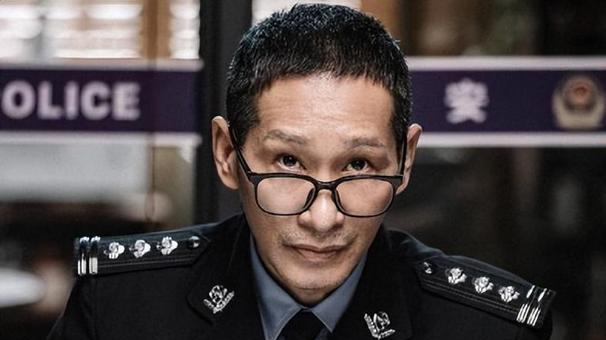 成毅|因舆论《底线》要下架？成毅摆脱仙侠拓宽戏路，底线开播收视第一