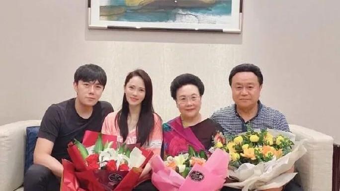 伊能静|伊能静秦昊疑似情变？女方满含泪水晒伤感文字，久未同框引猜测