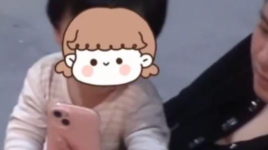 谢娜|张杰谢娜拍广告好甜蜜，仨女儿同时探班，跳跳俏俏乖巧小咘芽顽皮