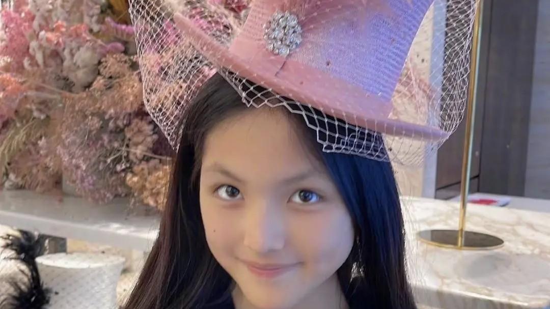 李湘|李湘卡点为女儿庆生，王诗龄头戴镶钻礼帽亮相，爸爸王岳伦不走心