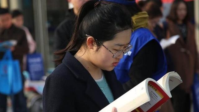 大学生|大学生迎来春天，这类学生有望“免试”成为公务员，别错过了！