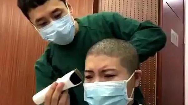 官方公布吴啊萍真实身份，结局太意外了，受审画面让人不能宽恕