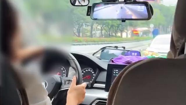 广东女子称坐网约车打电话被司机嫌吵：嫌距离太近，故意调高音乐