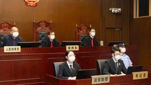 令人不齿：送货司机与汽修老板娘纠缠不清