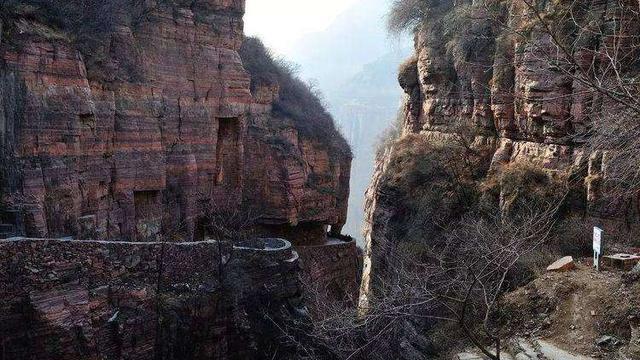 挂壁公路|中国最危险的村庄，坐落在壁立千仞的山崖上，你知道是哪吗