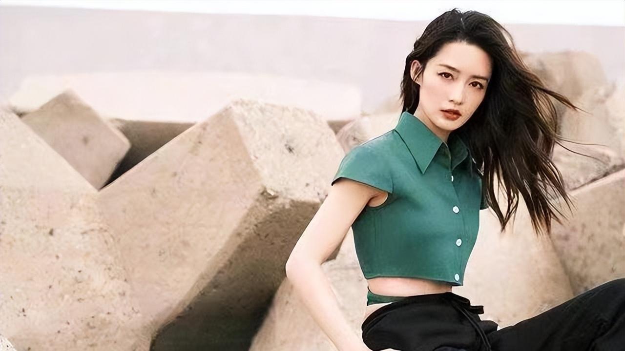 李沁|李沁衣品了得，穿短一截上衣展现“蚂蚁腰”，后腰系带高调抢镜