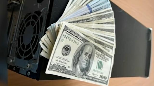 美国女子网上免费领到一套沙发，没想到沙发垫里竟藏了24万现金