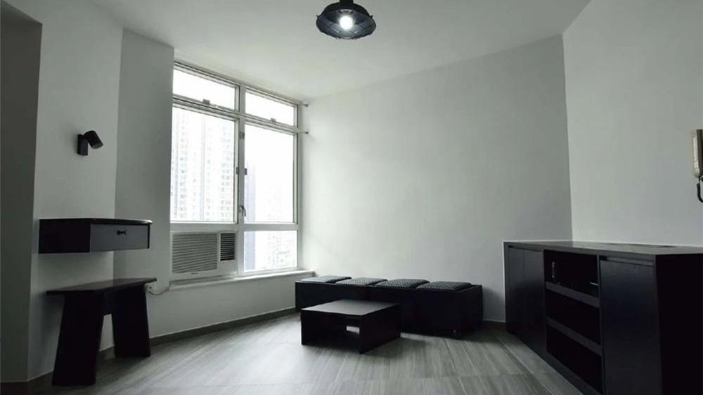 他独居香港46㎡小家，将全屋装修成极简黑色系，网友吐槽：太压抑