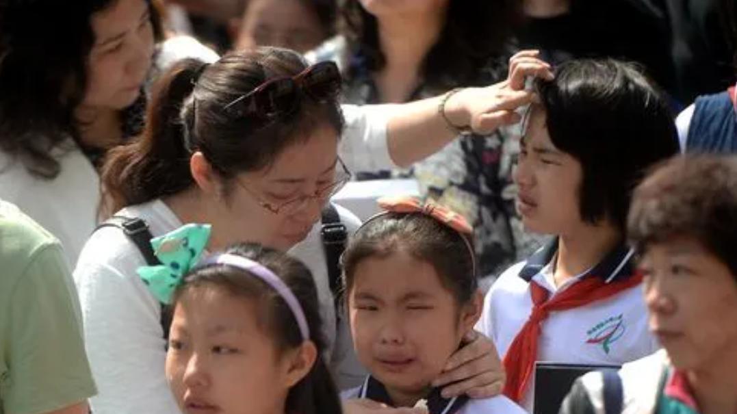 |孙海洋不满孙卓吃饭时看手机，严肃立下规矩，遭到网友调侃