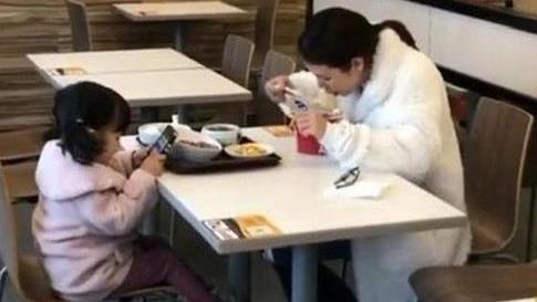 服务区母女吃饭引注意，被抓拍走红，网友：这是在“害”孩子