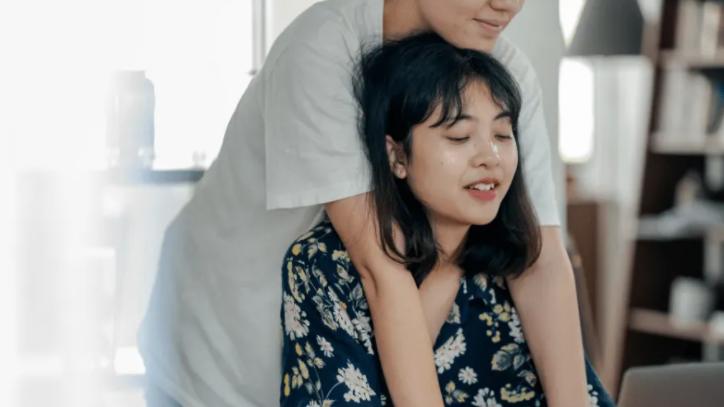 女子与工友出租屋亲热，被丈夫捉奸在床，结局令人意外