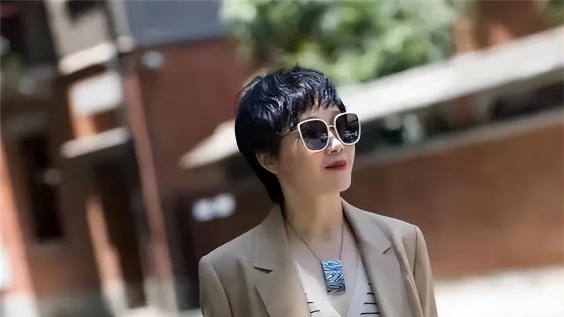 案例：57岁女富豪包养男模特，因对方嘲笑自己长得丑割掉其舌头