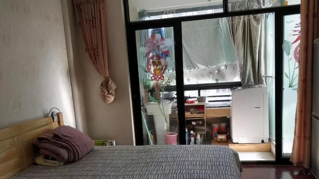 客厅带阳台跟卧室带阳台哪个更好？答案看这里就对了