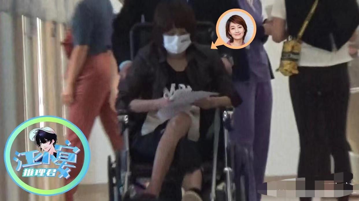 马伊琍|马伊琍坐轮椅现身医院，手拿拐杖走路一瘸一拐，肩膀宽厚被疑有孕