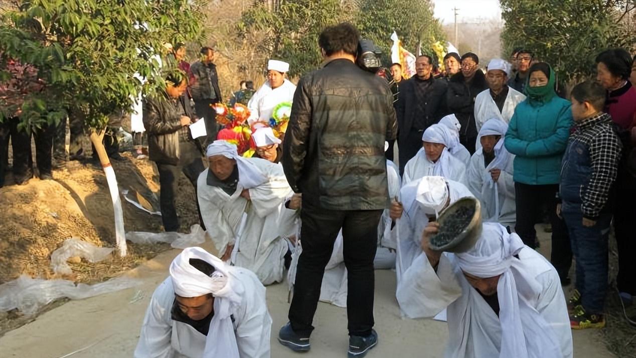大伯去世，堂哥无法回国，给我钱，让我替他摔盆，我能拒绝吗？