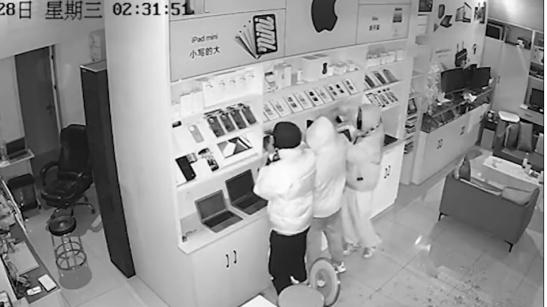36秒！3男子破门闯手机店偷走18台“手机”
