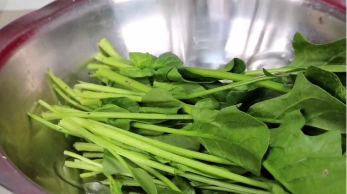 菠菜是健康绿色食物，但是很多人不会吃，补钙补铁，饭店吃不到