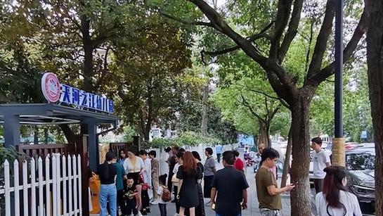 回顾：女子穿瑜伽裤接孩子，男家长频频回头，分享到网上后惹争议