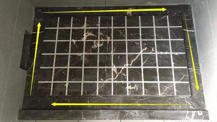 现在卫生间地面谁还做斜坡？已经过时了，要想排水快就这样设计！