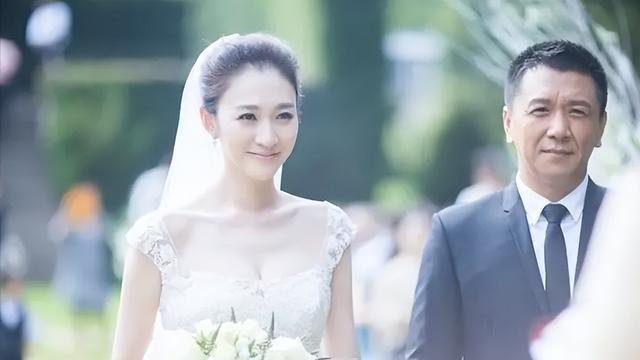 李小冉|李小冉：被富豪折磨近10年，为鄢颇流产2次，男闺蜜砸5亿甘心接盘