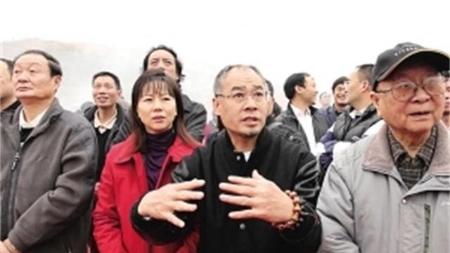 李宁|“体操王子”李宁身价百亿，58岁头发脱落，59岁妻子仍风韵犹存