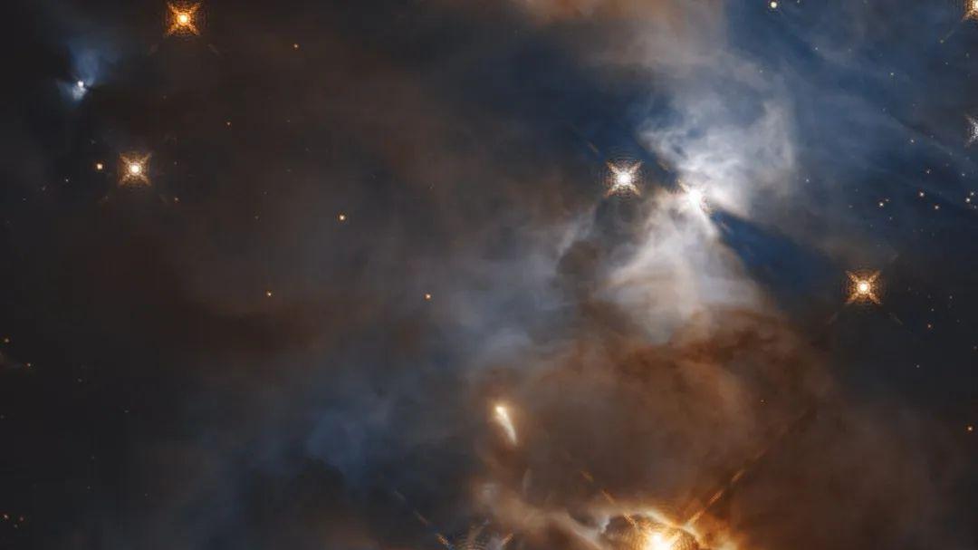 哈勃：1300光年外一个星云内发生了诡异的变化