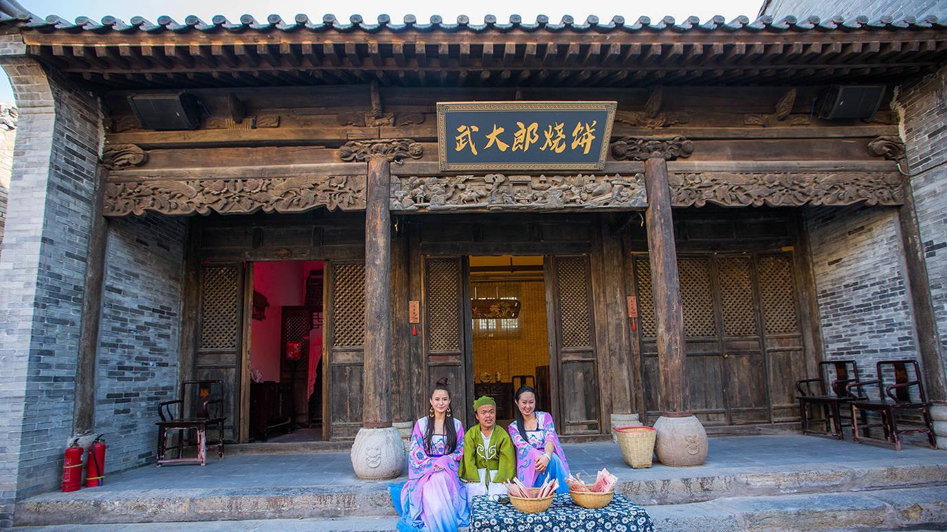 杭州|花10亿在内蒙古草原建起一座古镇，本地人免费游玩，为啥游客很少