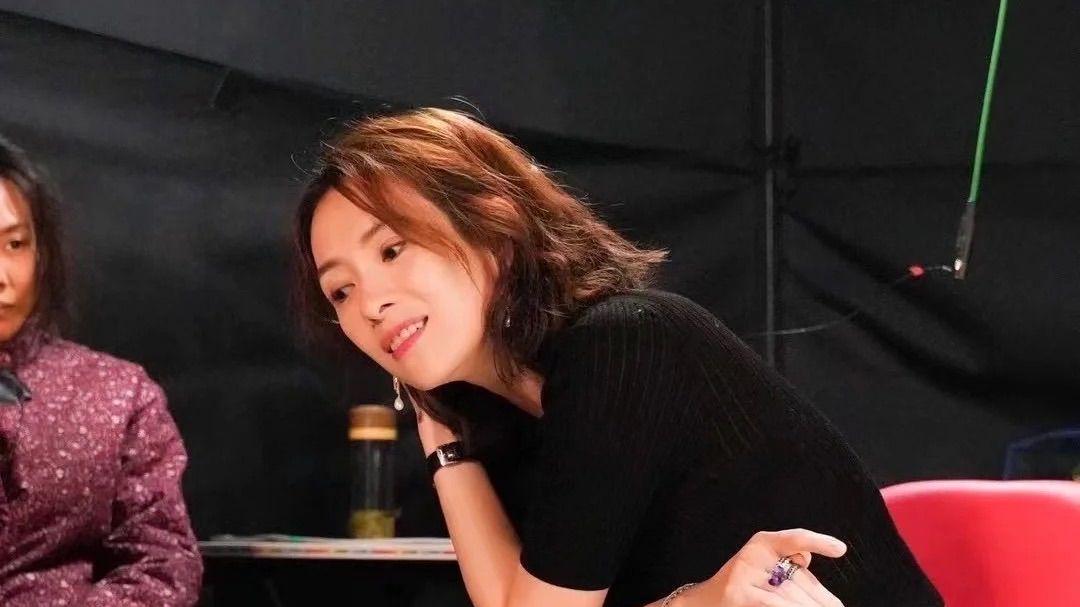 章子怡|章子怡跟继女挽手逛街！中年素颜还很清纯，在人群中特别显眼！