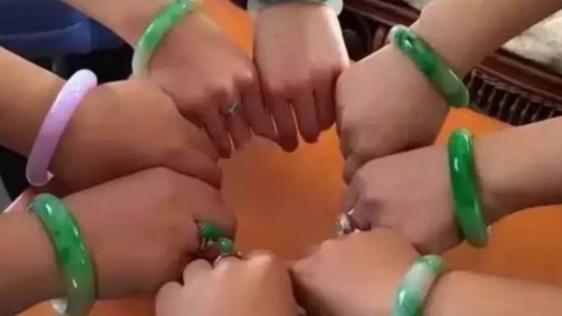 翡翠手镯|不同价位的翡翠手镯都长什么样？凭何价差千倍？！