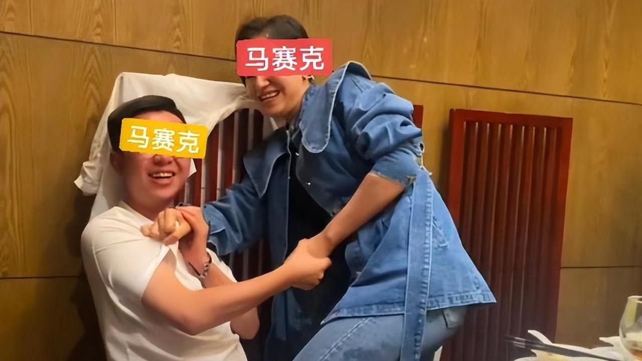 同学聚会还能这样玩？女子骑在男生身上灌酒，网友：千万不能拍照