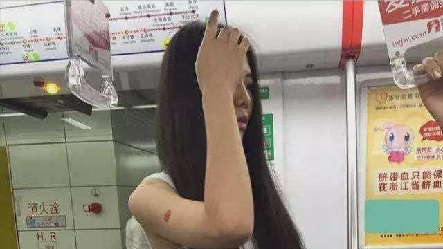 回顾：女子地铁上穿搭奇特，吸引大众眼球，网友：穿了又好像没穿